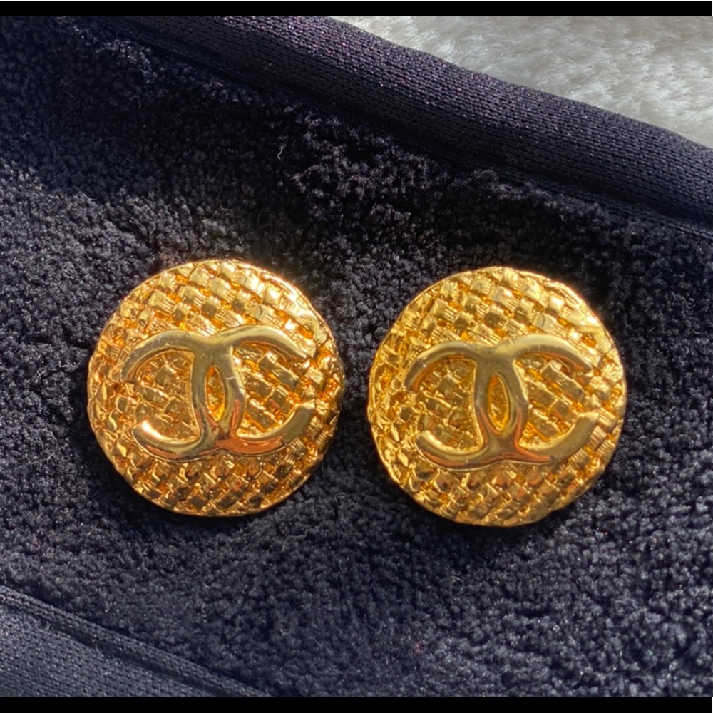 CHANEL vintage 70’s 80’s CC clip on earrings.